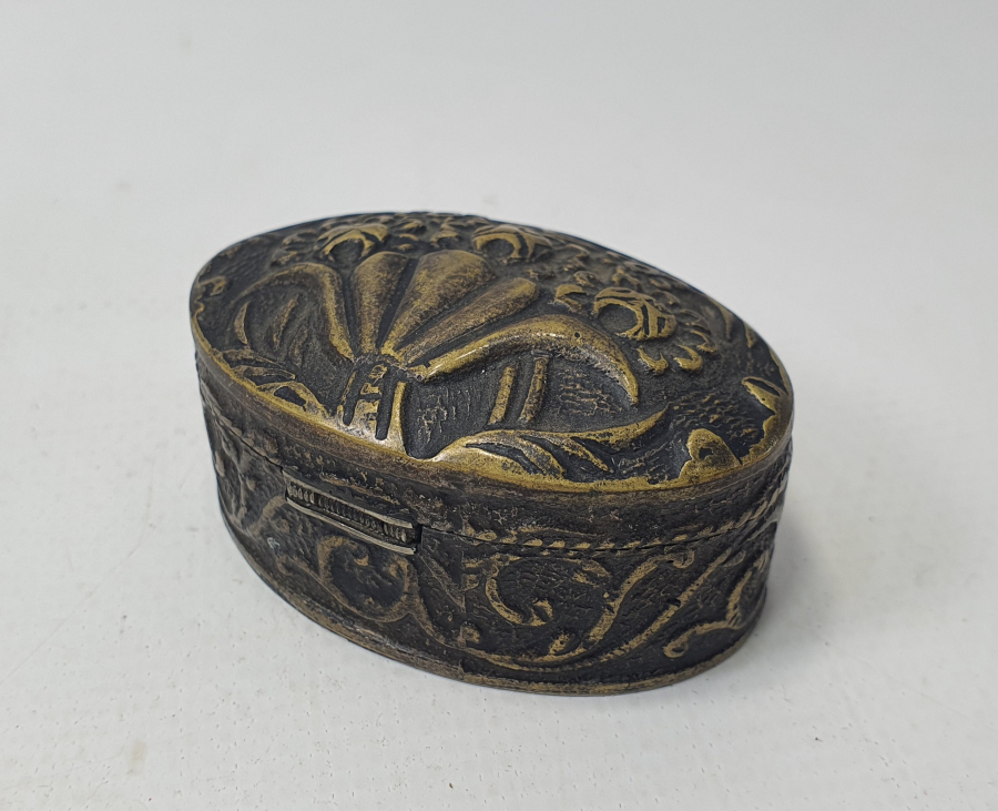 OSMANLI DÖNEMİ BRONZDAN MAMUL KABARTMA İŞÇİLİKLİ ENFİYE KUTUSU