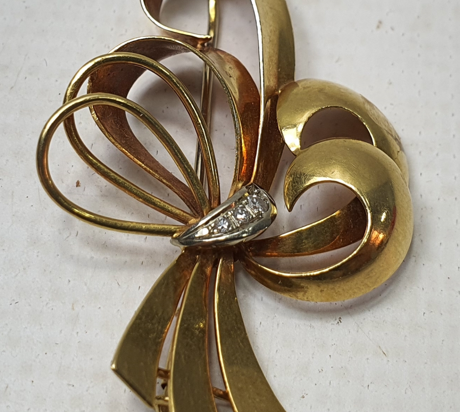 ÜZERİ PIRLANTA TAŞLARLA SÜSLÜ ALTIN BROŞ