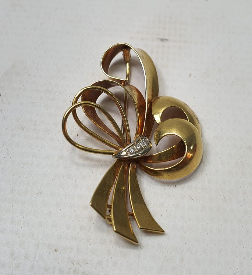 ÜZERİ PIRLANTA TAŞLARLA SÜSLÜ ALTIN BROŞ