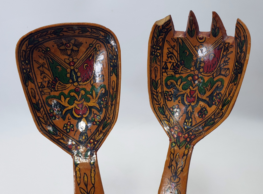 ÜZERİNDE OSMANLI DEVLER ARMASI VE OSMANLICA YAZI BULUNAN AHŞAP ÇATAL KAŞIK