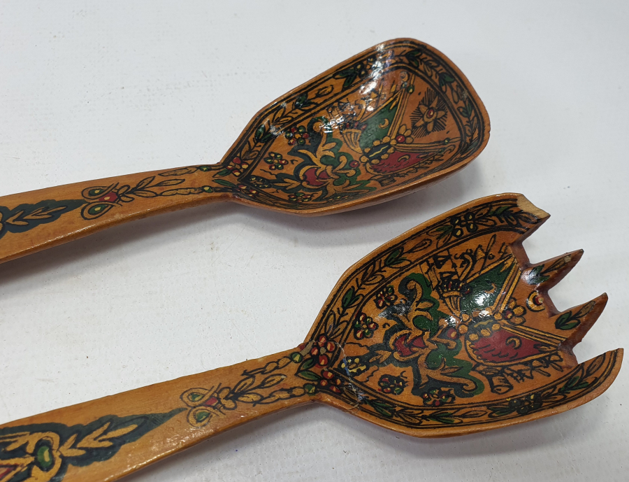 ÜZERİNDE OSMANLI DEVLER ARMASI VE OSMANLICA YAZI BULUNAN AHŞAP ÇATAL KAŞIK