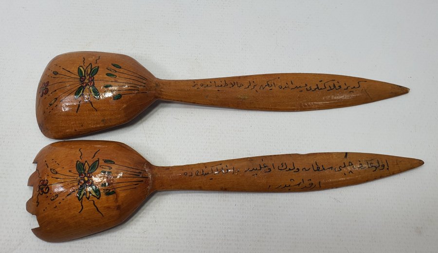 ÜZERİNDE OSMANLI DEVLER ARMASI VE OSMANLICA YAZI BULUNAN AHŞAP ÇATAL KAŞIK