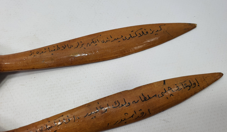 ÜZERİNDE OSMANLI DEVLER ARMASI VE OSMANLICA YAZI BULUNAN AHŞAP ÇATAL KAŞIK