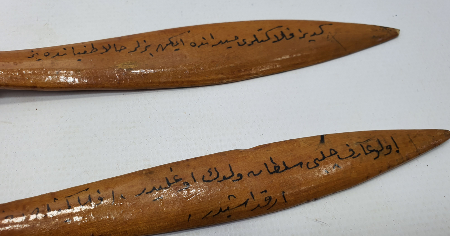 ÜZERİNDE OSMANLI DEVLER ARMASI VE OSMANLICA YAZI BULUNAN AHŞAP ÇATAL KAŞIK