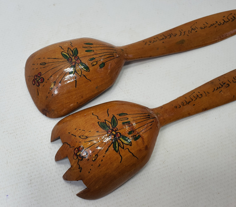 ÜZERİNDE OSMANLI DEVLER ARMASI VE OSMANLICA YAZI BULUNAN AHŞAP ÇATAL KAŞIK