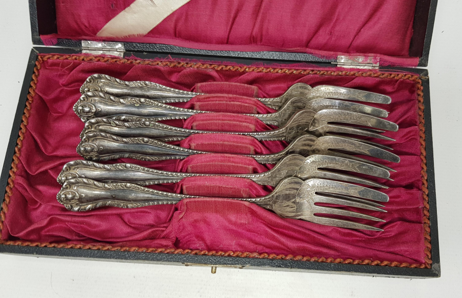 KUTUSUNDA KALEM İŞİ BALIK DESENLİ ÇATAL TAKIMI 