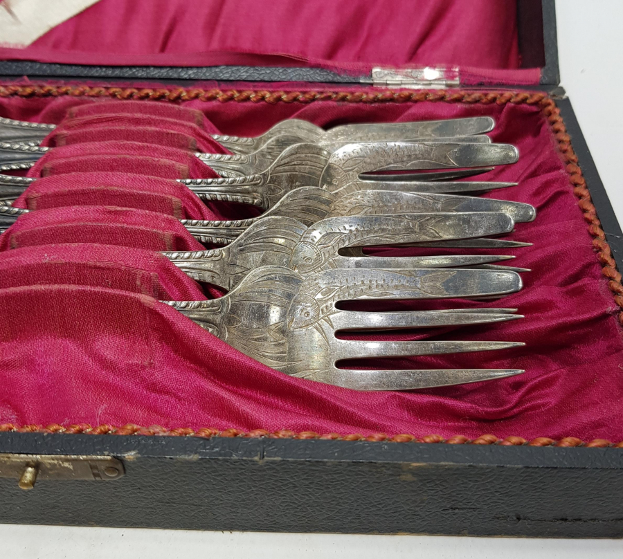 KUTUSUNDA KALEM İŞİ BALIK DESENLİ ÇATAL TAKIMI 