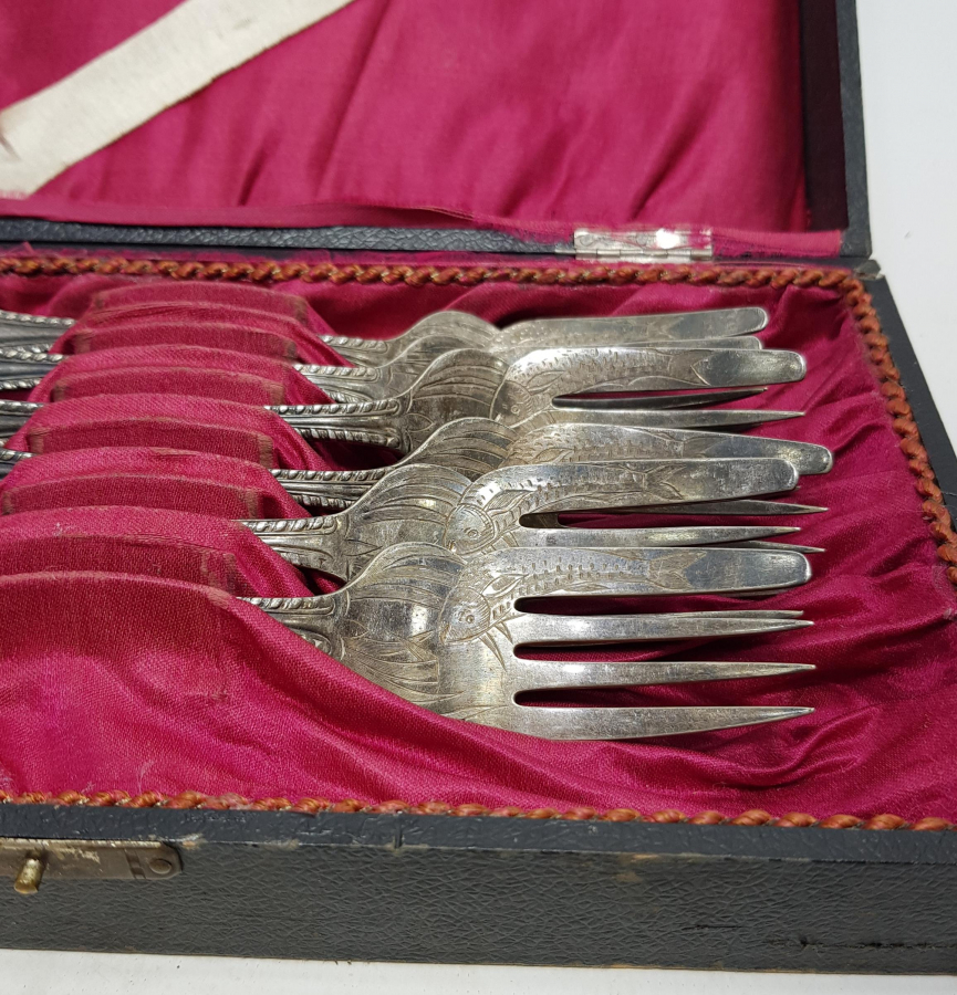 KUTUSUNDA KALEM İŞİ BALIK DESENLİ ÇATAL TAKIMI 