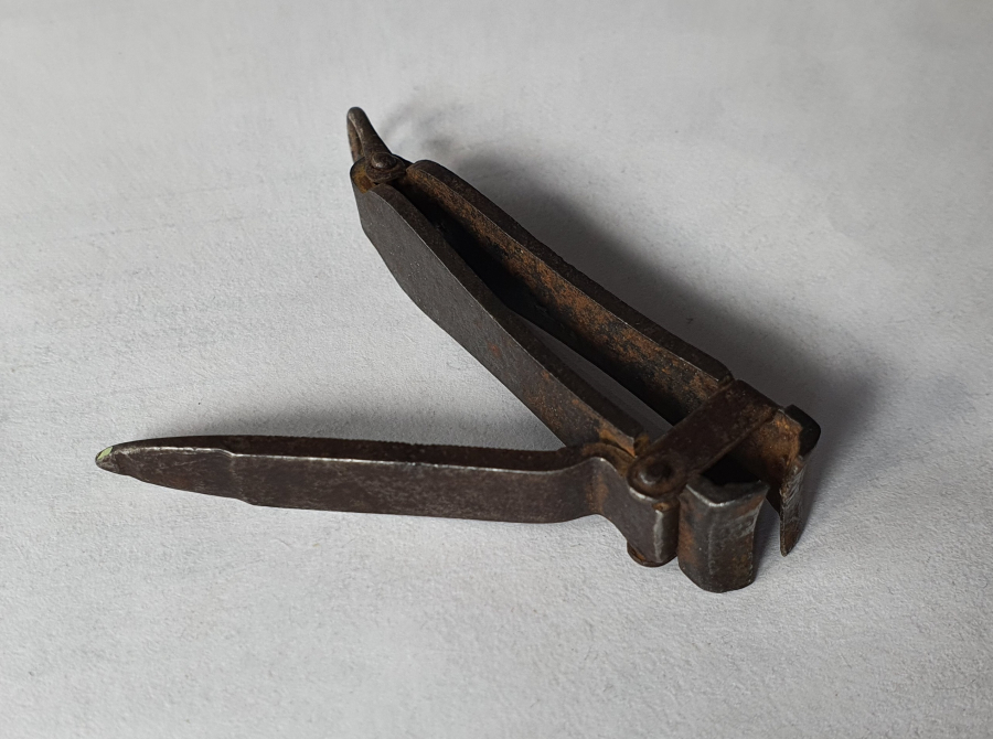 OSMANLI DÖNEMİ EL DÖVME DEMİRDEN MAMUL İLKEL TIRNAK MAKASI