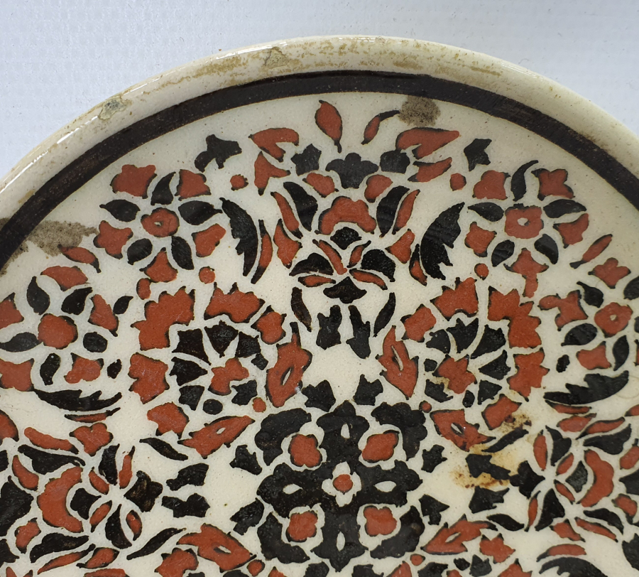 ÜZERİ HAÇ MOTİFLİ AZİM USTA İŞİ KÜTAHYA DUVAR TABAĞI