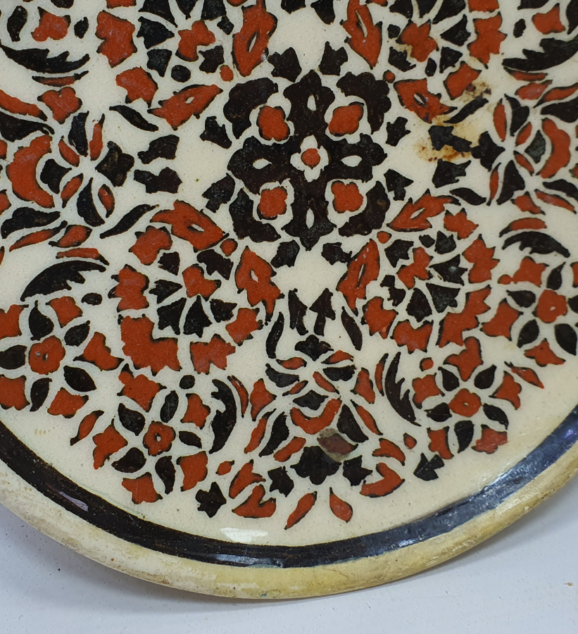 ÜZERİ HAÇ MOTİFLİ AZİM USTA İŞİ KÜTAHYA DUVAR TABAĞI