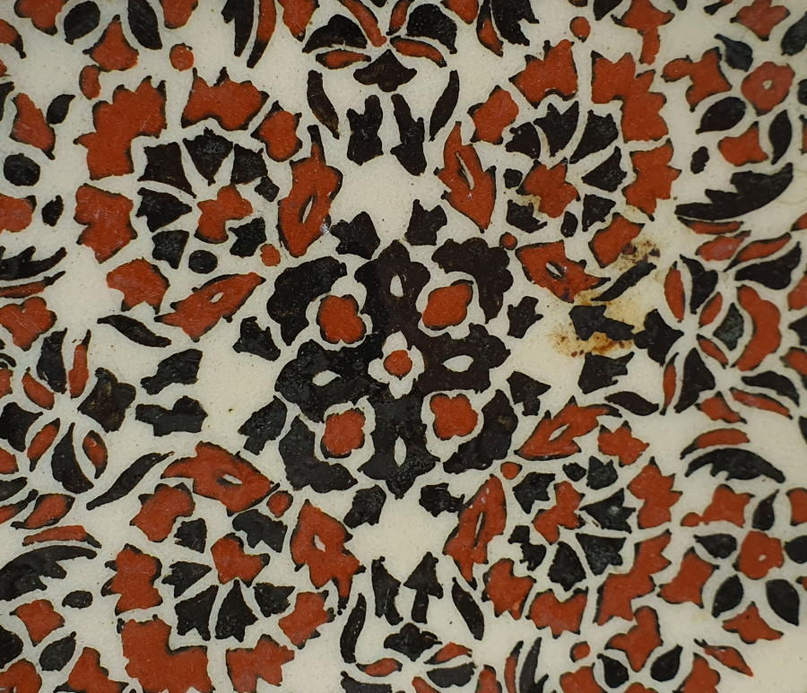 ÜZERİ HAÇ MOTİFLİ AZİM USTA İŞİ KÜTAHYA DUVAR TABAĞI