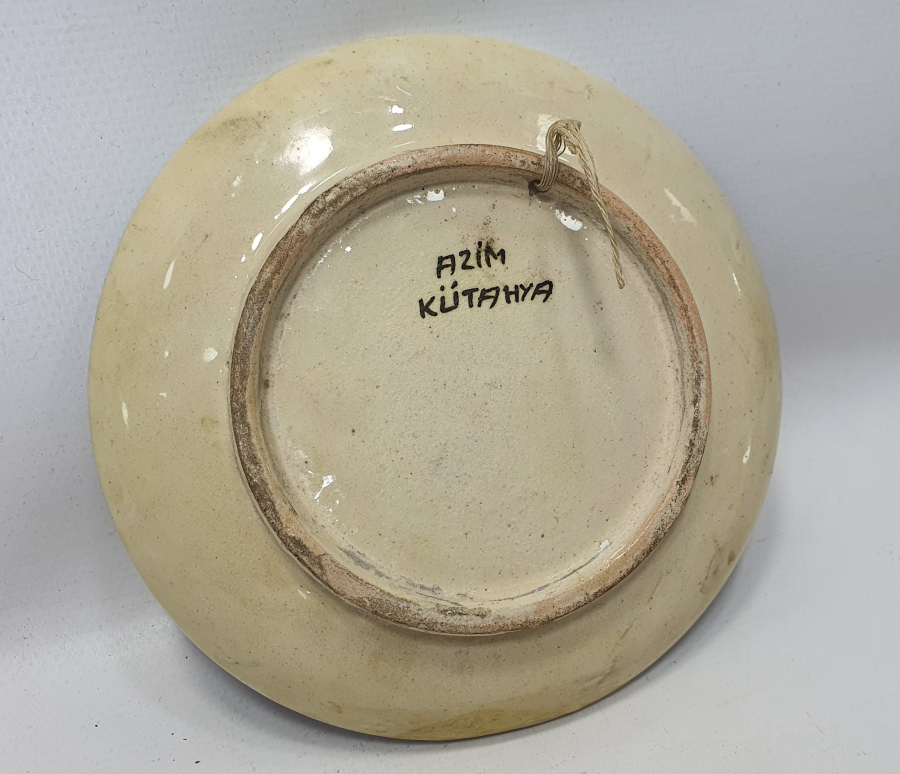 ÜZERİ HAÇ MOTİFLİ AZİM USTA İŞİ KÜTAHYA DUVAR TABAĞI