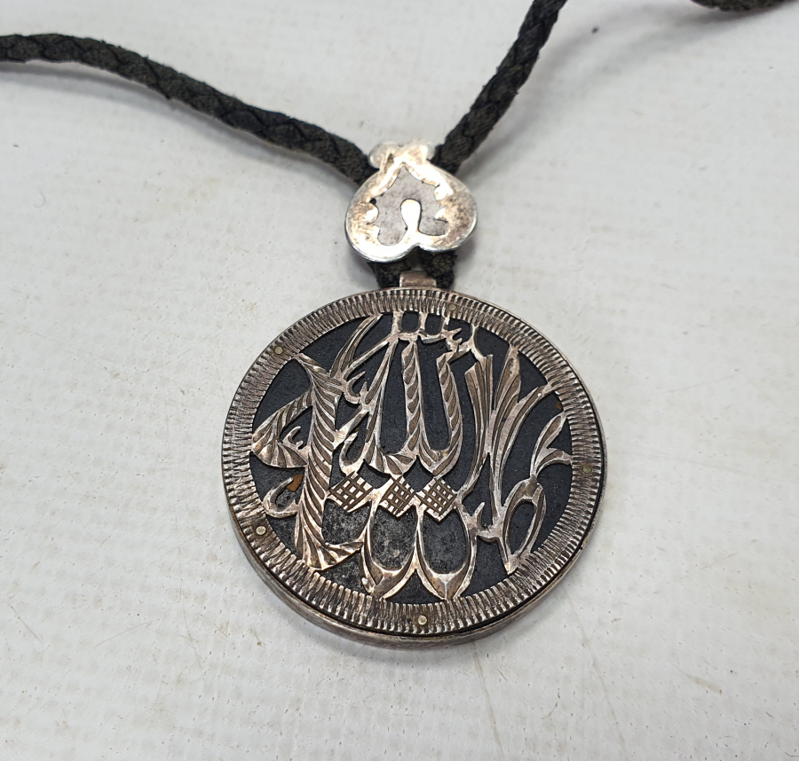 ÜZERİ MAŞALLAH YAZILI OLTU İŞİ ÖZEL YAPIM GÜMÜŞ KOLYE