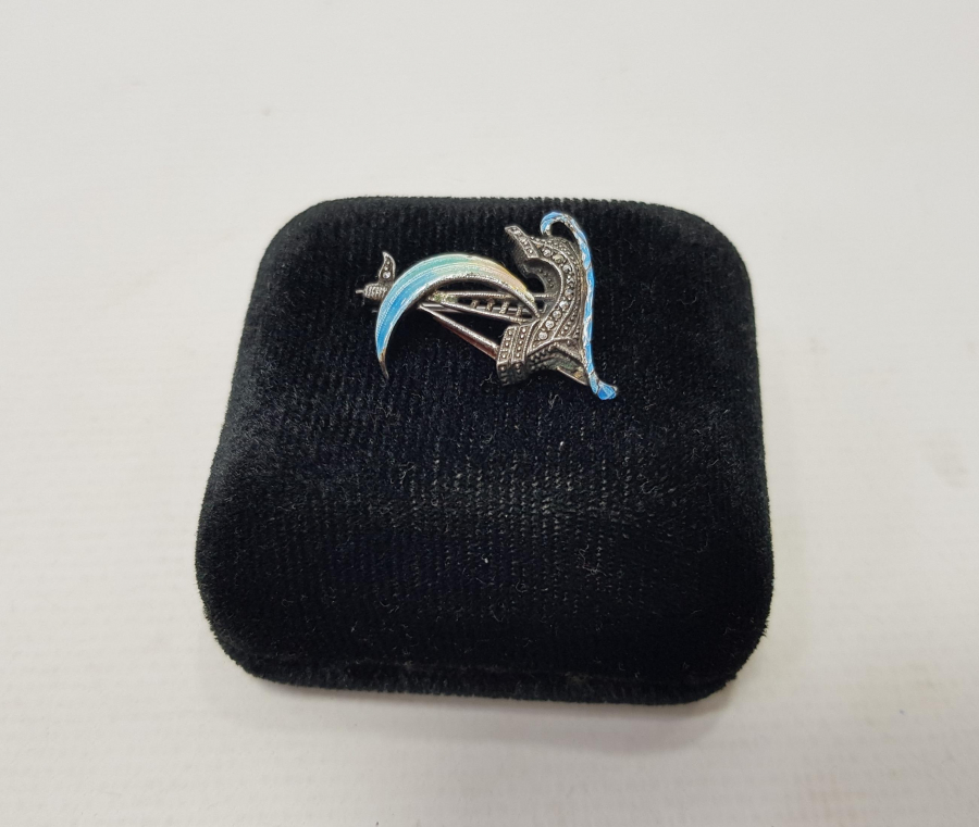 YELKENLİ FORMLU MİNELİ GÜMÜŞ BROŞ 