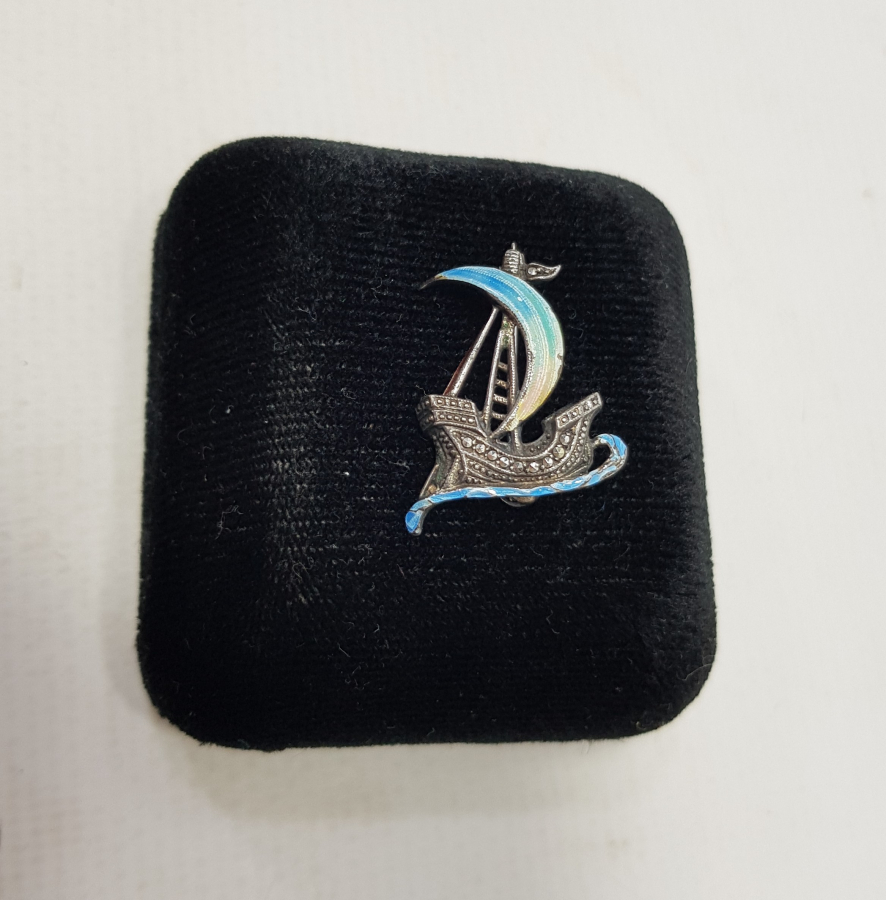 YELKENLİ FORMLU MİNELİ GÜMÜŞ BROŞ 