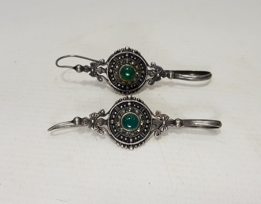 YEŞİM TAŞLI BİR ÇİFT GÜMÜŞ KÜPE 