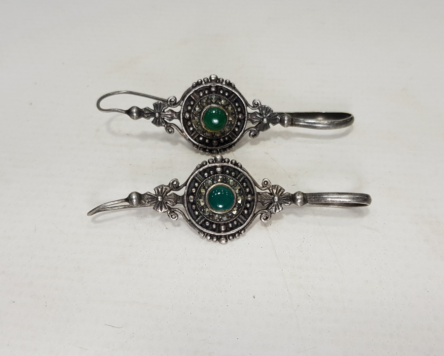 YEŞİM TAŞLI BİR ÇİFT GÜMÜŞ KÜPE 