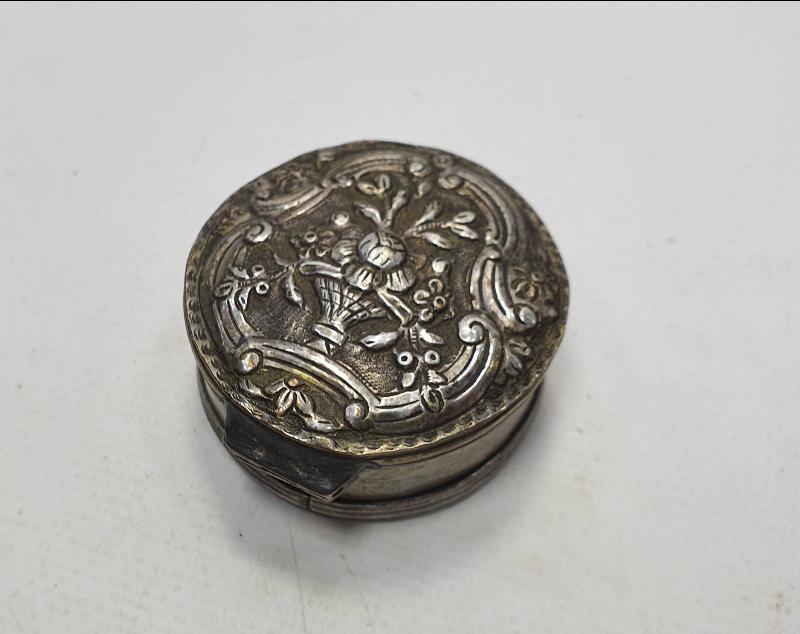 OSMANLI DÖNEMİ KABARTMA İŞÇİLİKLİ GÜMÜŞ ENFİYE KUTUSU