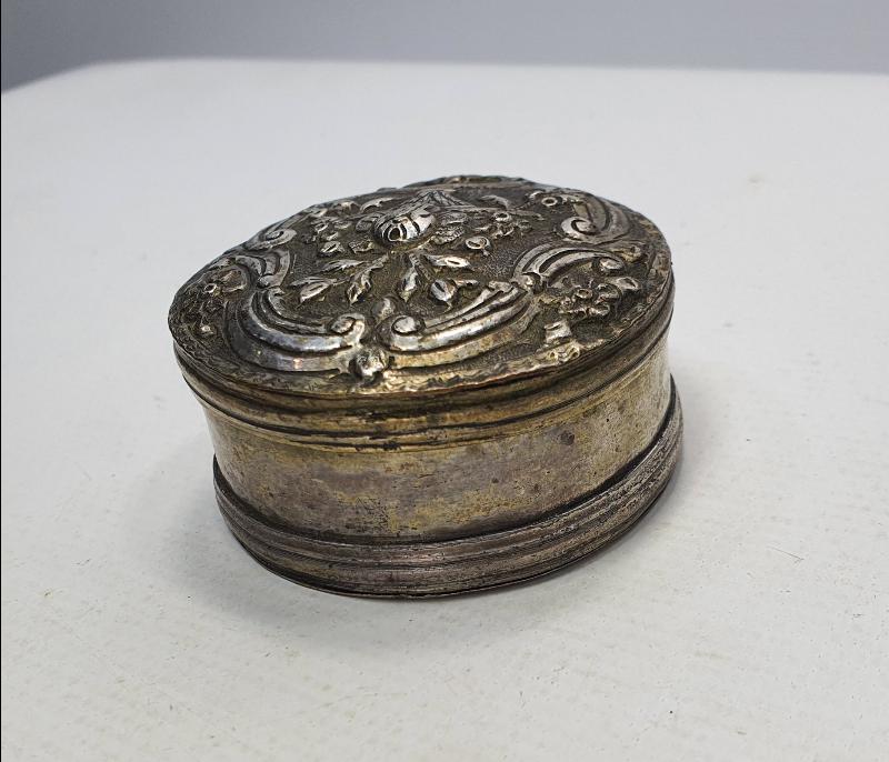 OSMANLI DÖNEMİ KABARTMA İŞÇİLİKLİ GÜMÜŞ ENFİYE KUTUSU