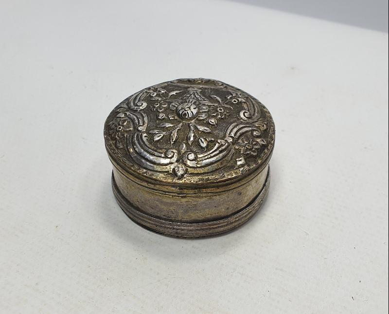 OSMANLI DÖNEMİ KABARTMA İŞÇİLİKLİ GÜMÜŞ ENFİYE KUTUSU