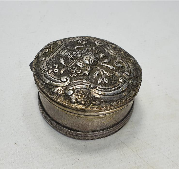 OSMANLI DÖNEMİ KABARTMA İŞÇİLİKLİ GÜMÜŞ ENFİYE KUTUSU