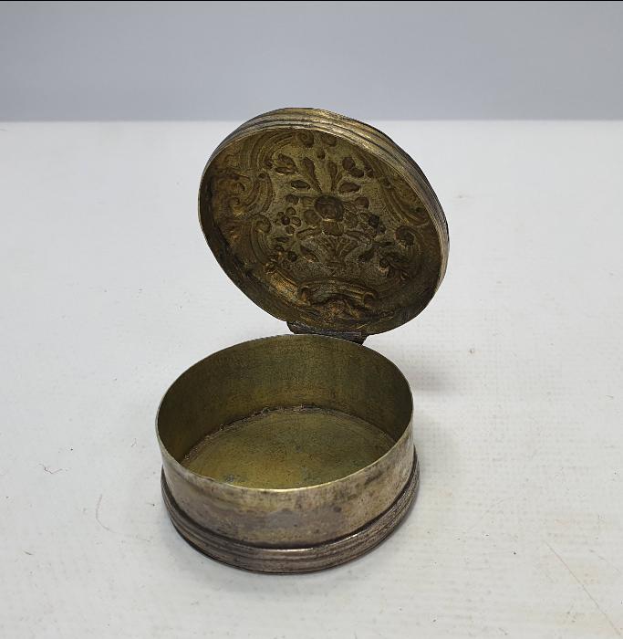 OSMANLI DÖNEMİ KABARTMA İŞÇİLİKLİ GÜMÜŞ ENFİYE KUTUSU