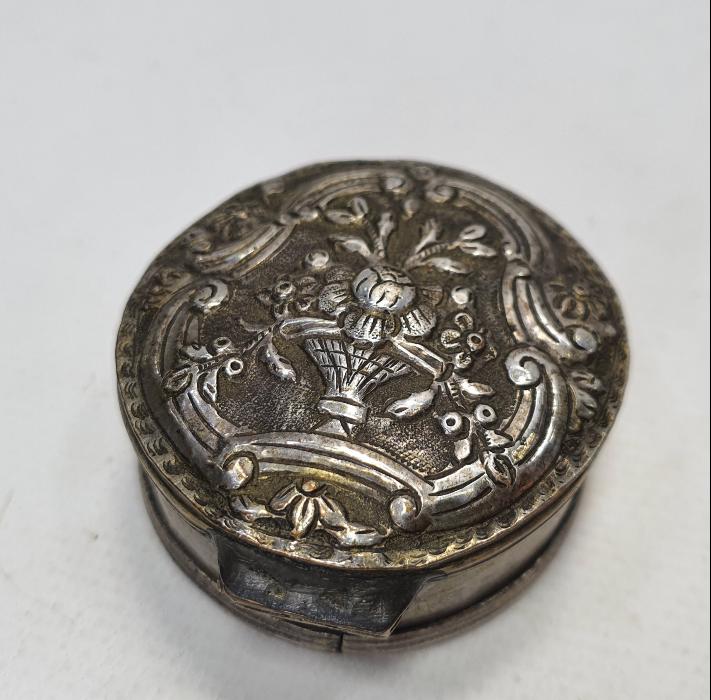 OSMANLI DÖNEMİ KABARTMA İŞÇİLİKLİ GÜMÜŞ ENFİYE KUTUSU