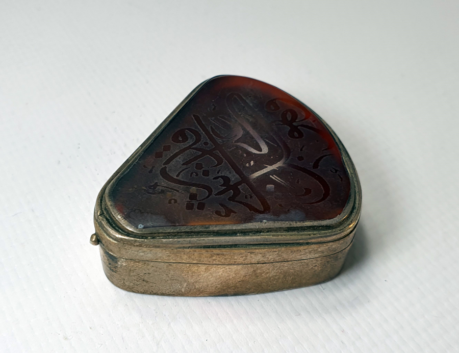 AKİK ÜZERİ O HER ŞEYE KADİRDİR YAZILI GÜMÜŞ KUTU