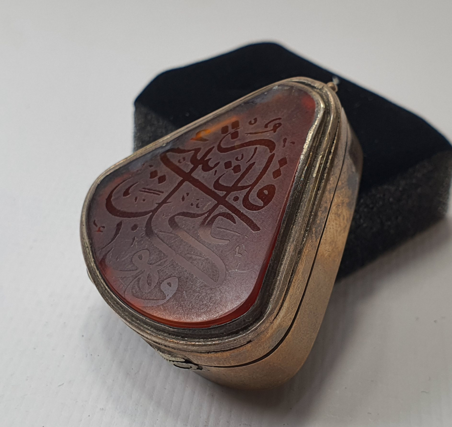 AKİK ÜZERİ O HER ŞEYE KADİRDİR YAZILI GÜMÜŞ KUTU