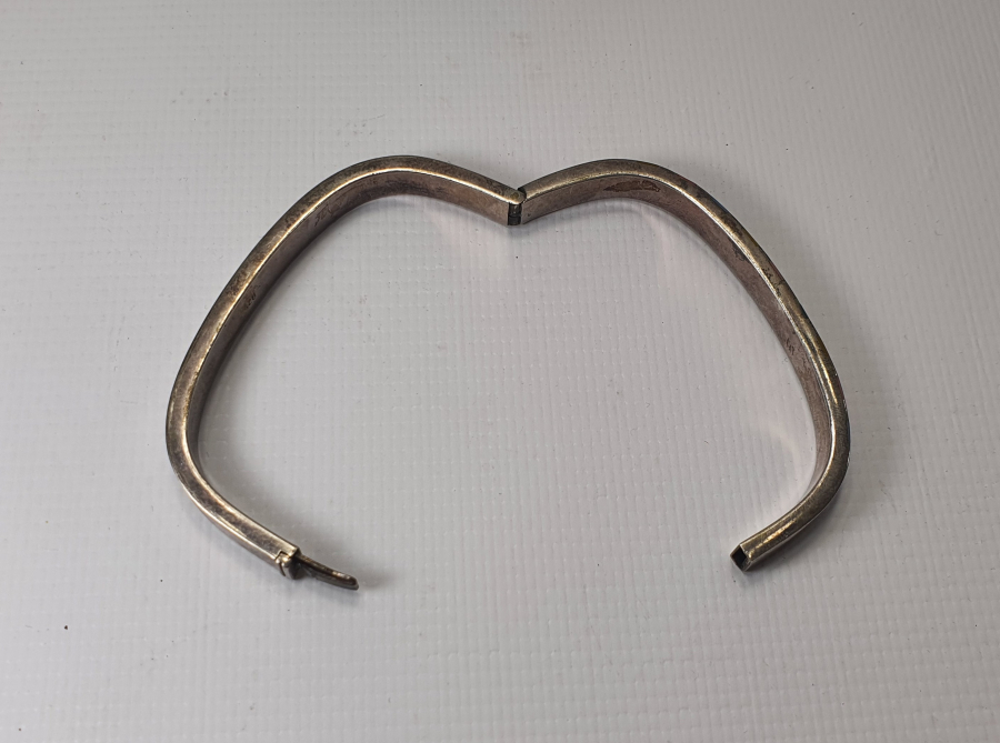 ÜZERİ TAŞLI DÖRTGEN GÜMÜŞ BİLEZİK