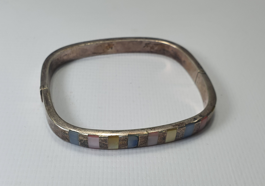 ÜZERİ TAŞLI DÖRTGEN GÜMÜŞ BİLEZİK