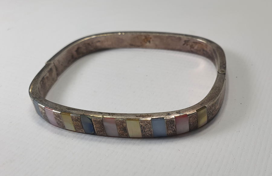 ÜZERİ TAŞLI DÖRTGEN GÜMÜŞ BİLEZİK