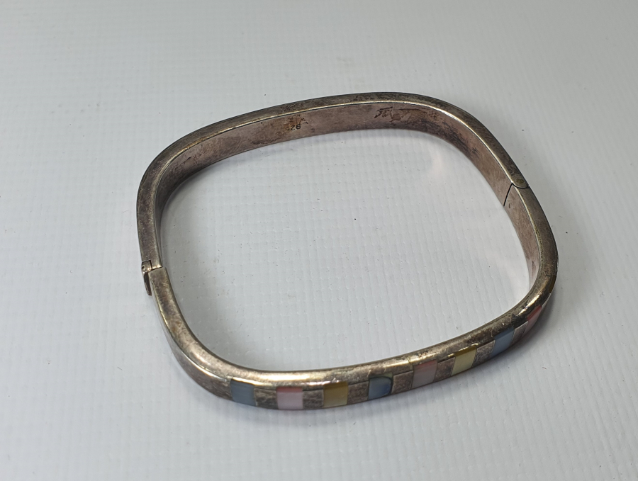 ÜZERİ TAŞLI DÖRTGEN GÜMÜŞ BİLEZİK