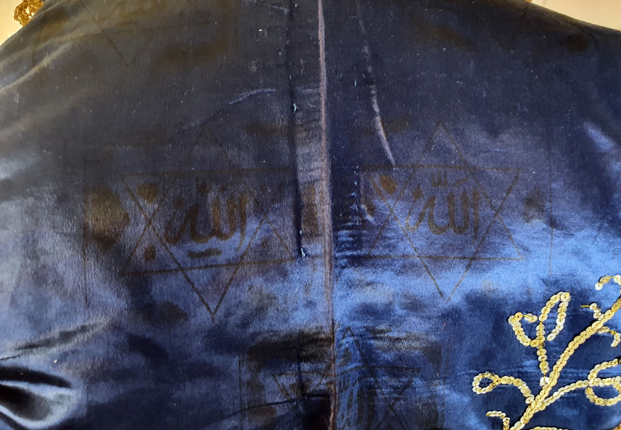 ÜZERİNDE MÜHRÜ SÜLEYMAN VE YAZILAR BULUNAN KUR'AN-I KERİM KABI