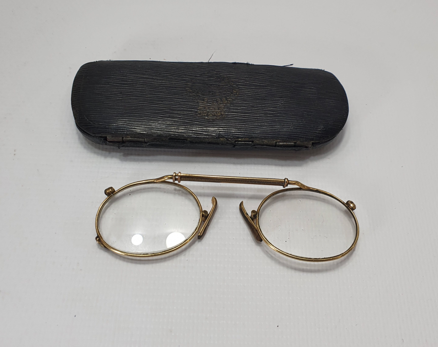 1900 BAŞLARI ALTIN KAPLAMA KUTUSUNDA GÖZLÜK