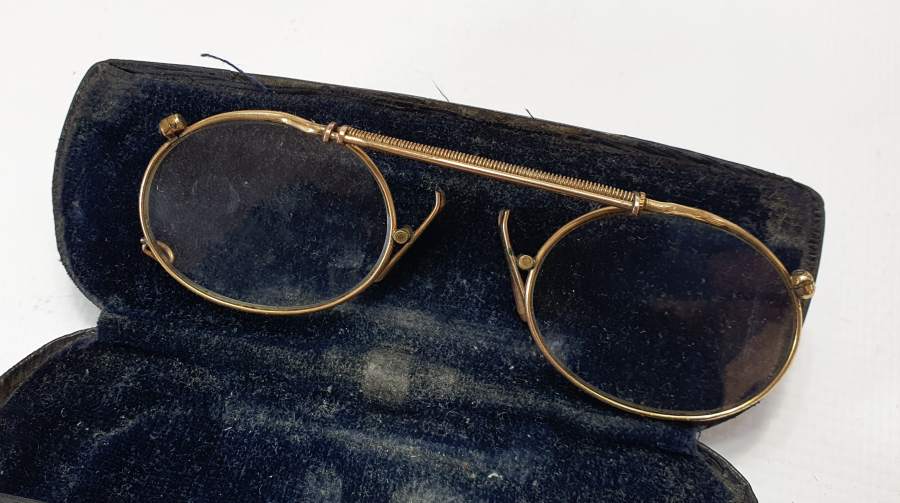 1900 BAŞLARI ALTIN KAPLAMA KUTUSUNDA GÖZLÜK