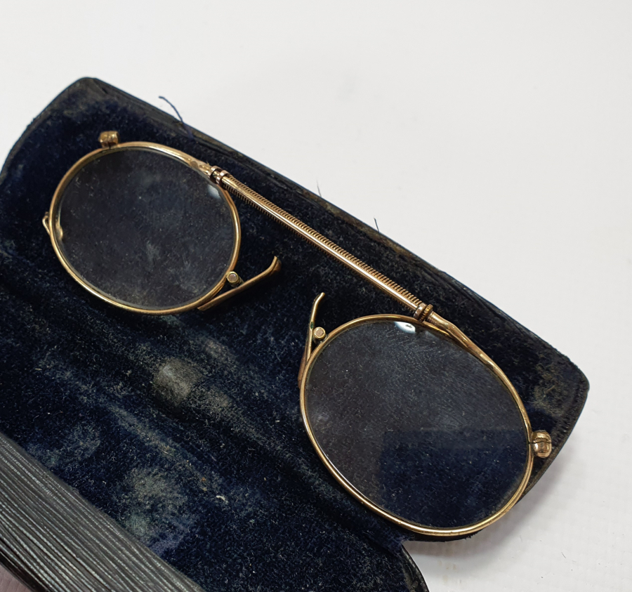 1900 BAŞLARI ALTIN KAPLAMA KUTUSUNDA GÖZLÜK