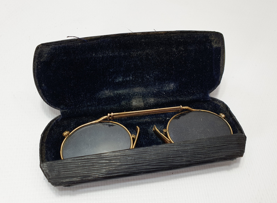 1900 BAŞLARI ALTIN KAPLAMA KUTUSUNDA GÖZLÜK