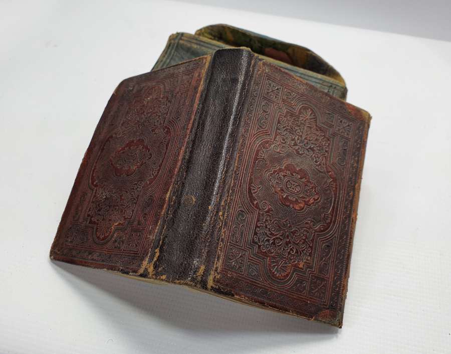 OSMANLI DÖNEMİ DERİ KABINDA KUR'AN -I KERİM MUSAFI