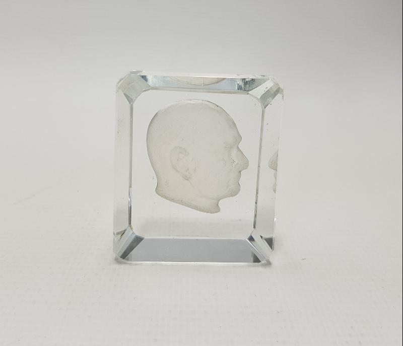 ATATÜRK SİLÜETLİ CAM MASA ÜSTÜ OBJESİ 