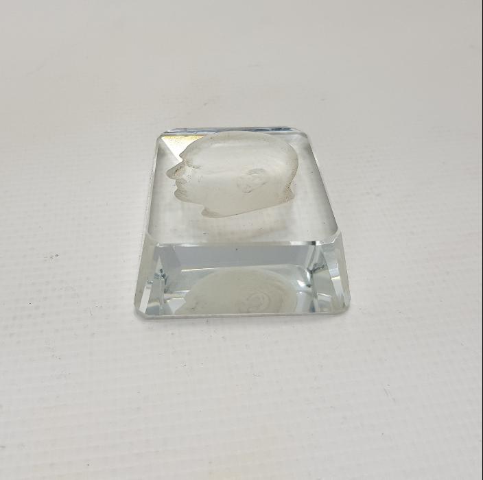 ATATÜRK SİLÜETLİ CAM MASA ÜSTÜ OBJESİ 