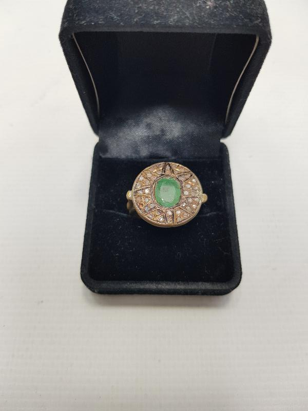 ELMASLARLA SÜSLÜ ZÜMRÜT TAŞLI YÜZÜK 