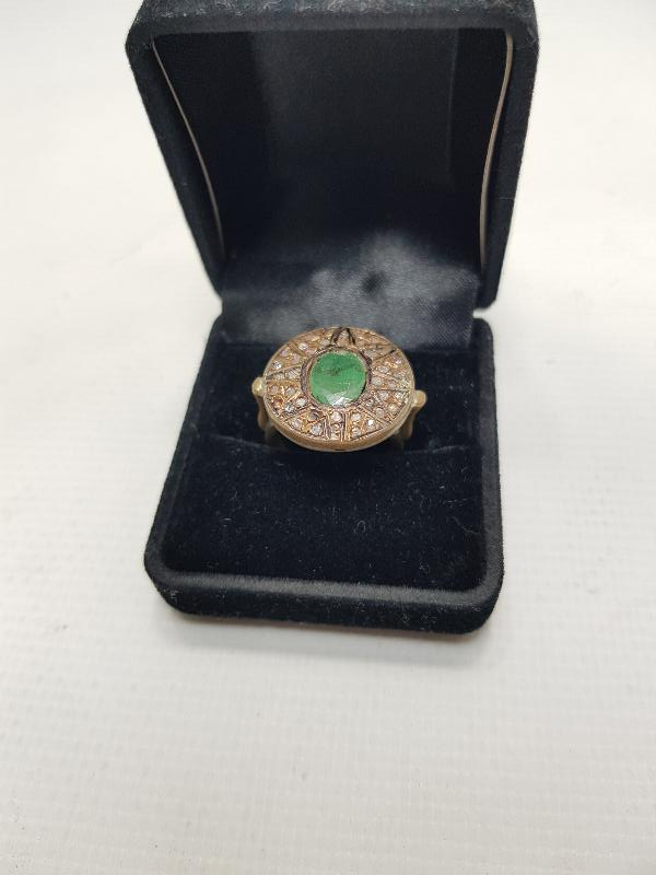 ELMASLARLA SÜSLÜ ZÜMRÜT TAŞLI YÜZÜK 