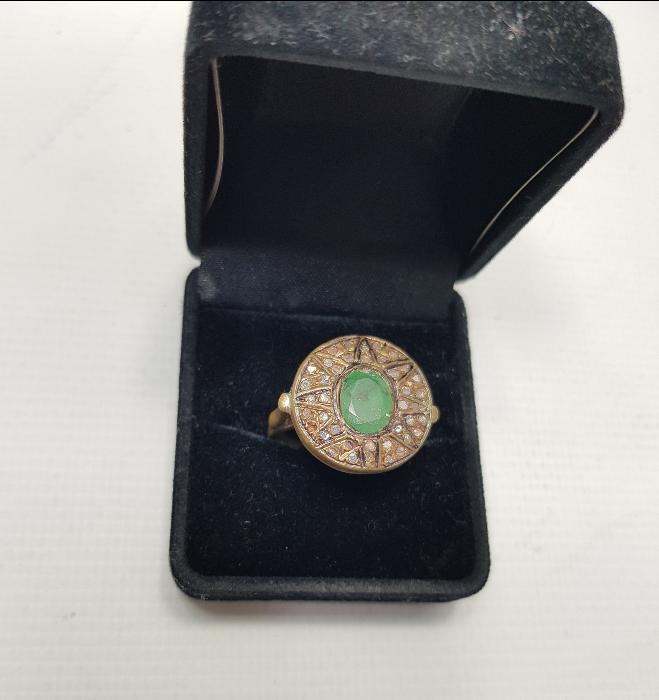 ELMASLARLA SÜSLÜ ZÜMRÜT TAŞLI YÜZÜK 