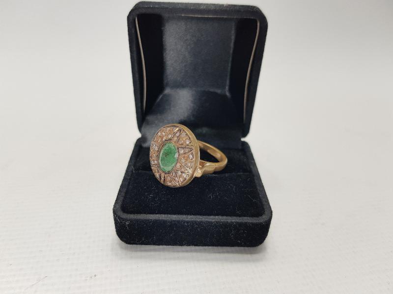 ELMASLARLA SÜSLÜ ZÜMRÜT TAŞLI YÜZÜK 