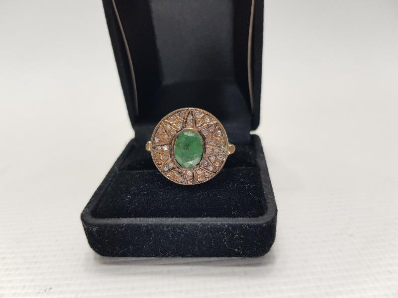 ELMASLARLA SÜSLÜ ZÜMRÜT TAŞLI YÜZÜK 