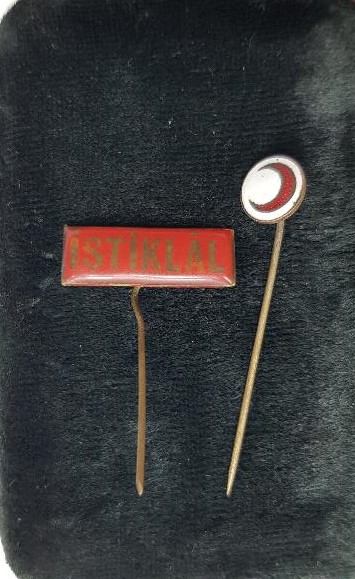 AY YILDIZLI VE İSTİKLAL YAZILI İKİ ADET ROZET 