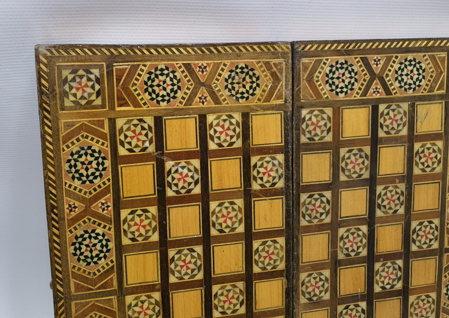 MARKÜTERİ İŞÇİLİKLİ ANTİKA MİNİ TAVLA