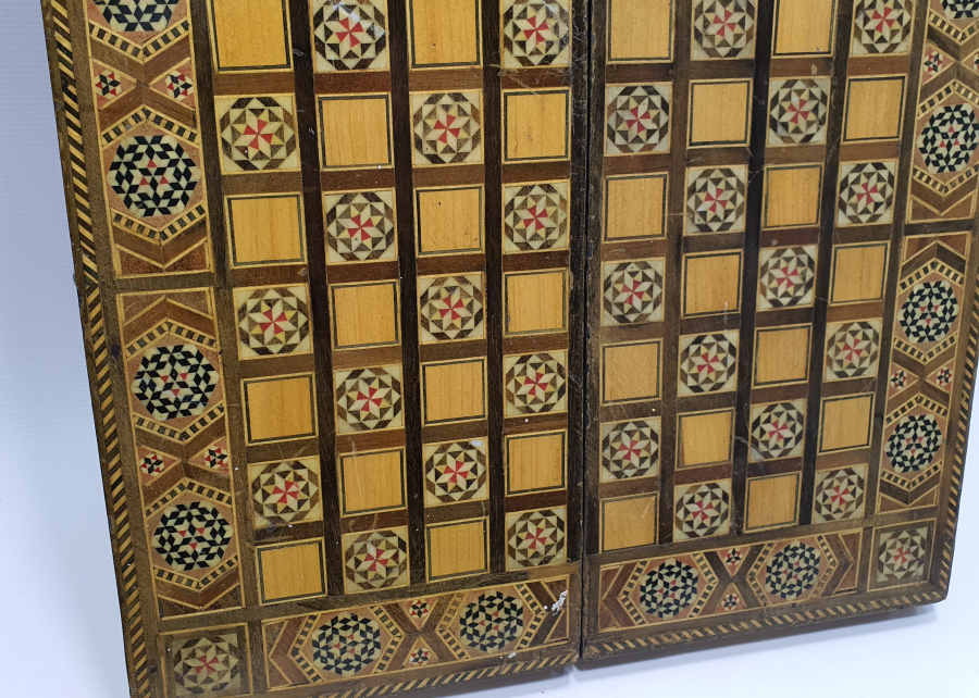 MARKÜTERİ İŞÇİLİKLİ ANTİKA MİNİ TAVLA